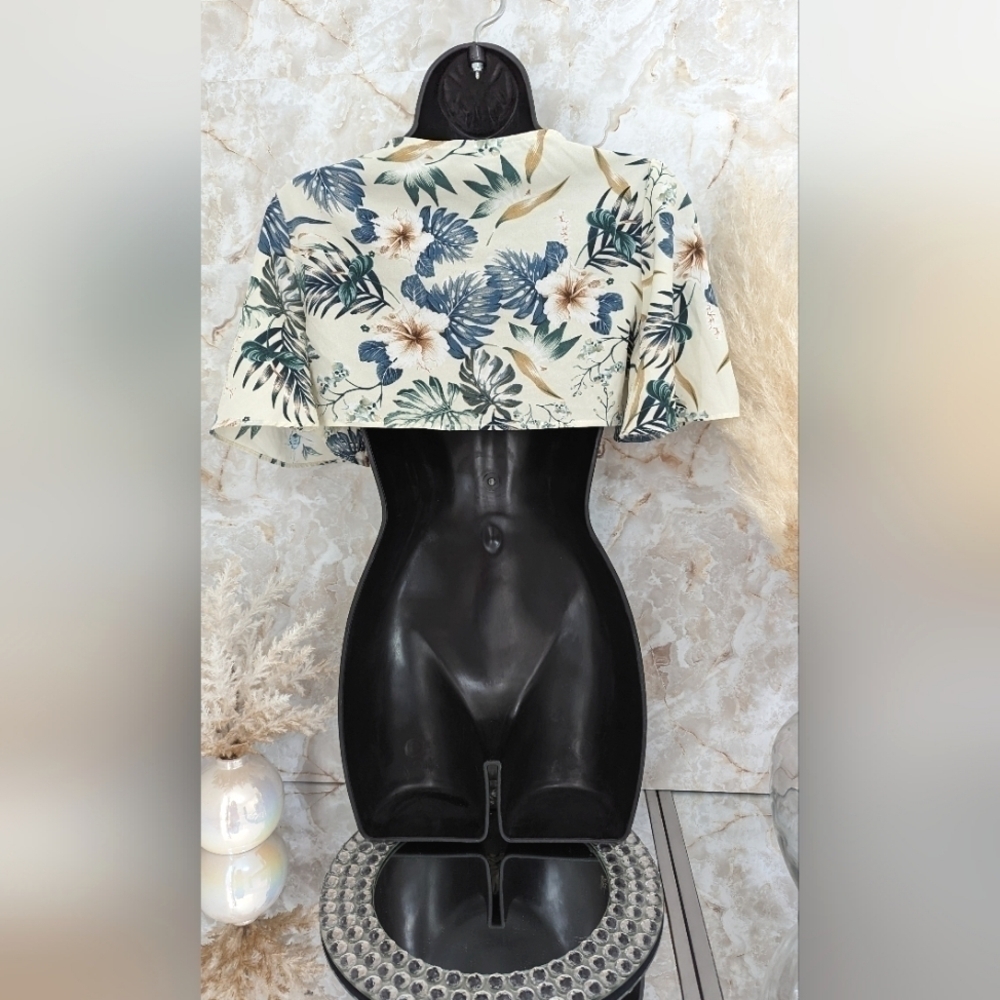 Shein Top Size Small . - Picture 2 of 3